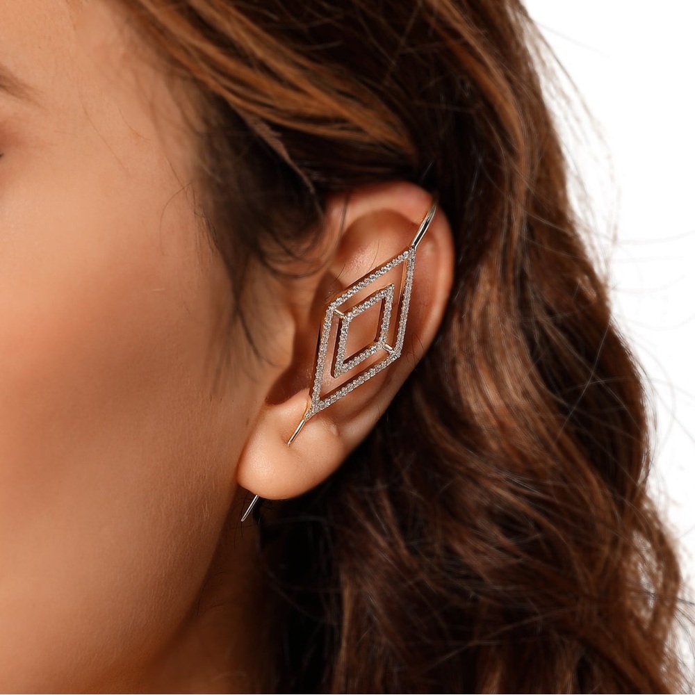 Øreylo Elegant Silver Geometric Helix Cuff